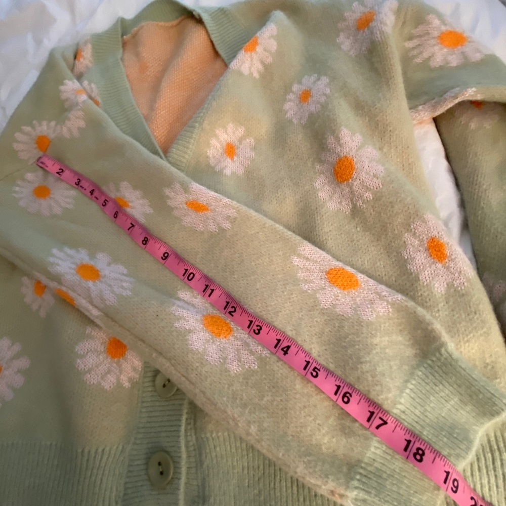 Light green cardigan/sweater, white & orange daisies.One size.Fun & flattering - Picture 10 of 12